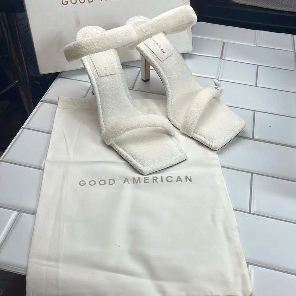 NIB GOOD AMERICAN WHITE‎ TERRY SLIP ON SANDALS
